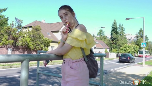  Die charmante Studentin Alita Angel gibt einen Blowjob und bekommt ihren Schlitz genagelt porno bilder