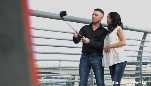  Die sexuell aufgeladene Brünette Roxy Sky gibt einen sinnlichen Blowjob und bekommt ihren Schlitz genagelt porno bilder