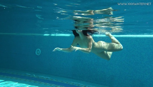  Das russische Schwimmmädchen Jessica Lincoln zeigt Striptease unter Wasser porno bilder
