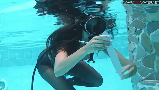 Girl in scuba and pantyhose Diana Kalgotkina is toying pussy under the water porn pics