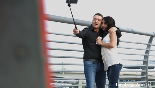  Der charmante 19-jährige Roxy Sky liebt sich beim ersten Date porno bilder