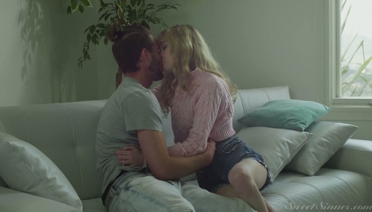  Die schüchterne Blondine Mackenzie Moss liebt ihren bärtigen Freund porno bilder