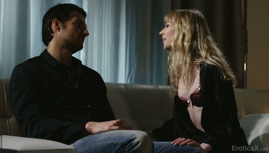  Das kleine Tittenbaby Mackenzie Moss genießt schönen Sex bei Kerzenschein porno bilder