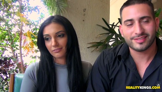 Hot conversastion  with seductive  brunette Ambers porn pics