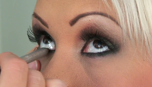 Smoky make up and  threesome behind the scene video with Avril porn pics