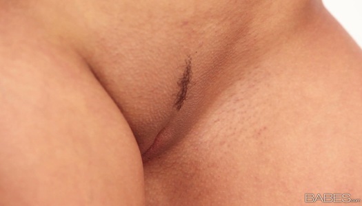 Naked wanker Katie Oliver rubs her clit on the floor and spins of joy porn pics