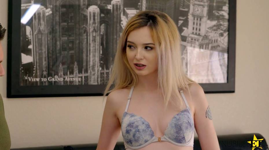 La bella sorellastra Lexi Lore è desiderosa di un grosso ...
